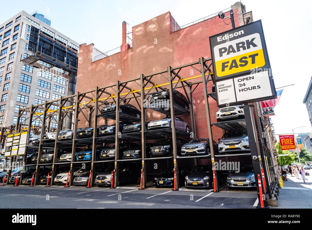 New York City, USA - 25. Juni 2018: Automatisierte mehrstöckiges Parkhaus in Triebaca District in Manhattan Stockfoto