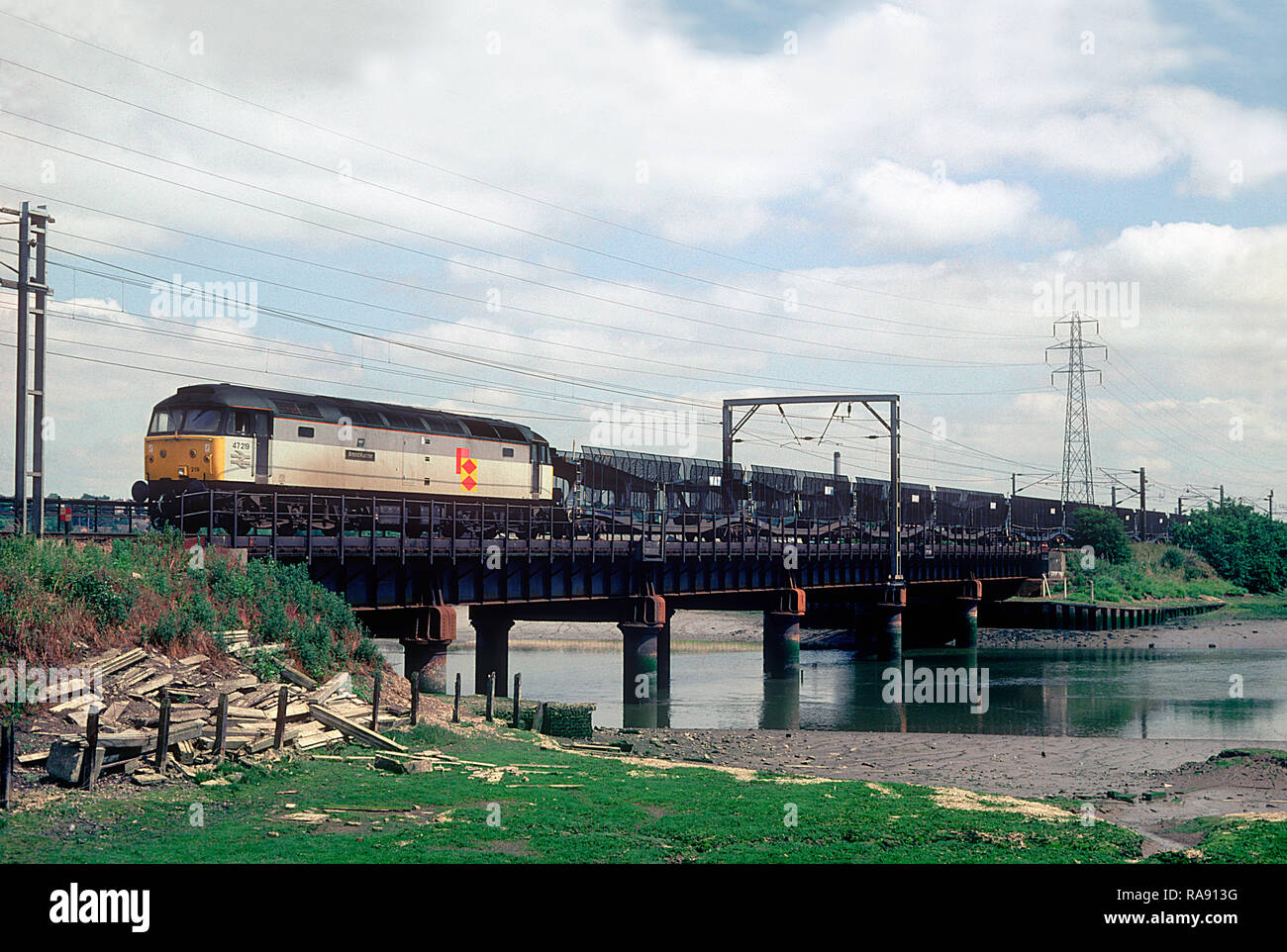 Eine Klasse 47 Diesellok Reihe 47219 arbeiten ein Güterzug aus leeren Matte cartics an manningtree am 15. Juni 1993. Stockfoto