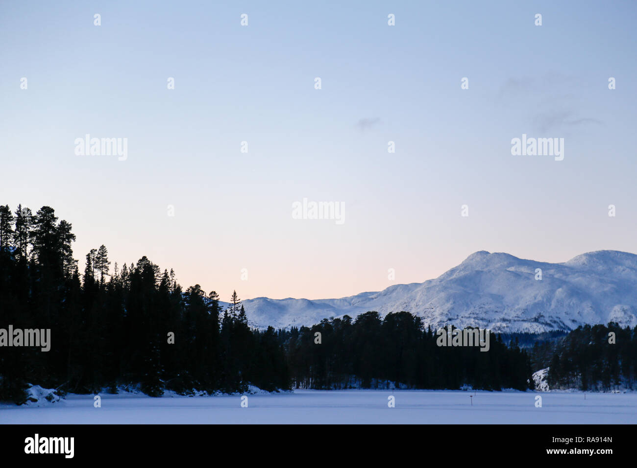 Die schneebedeckten Berg hinter gefrorenen See Stockfoto