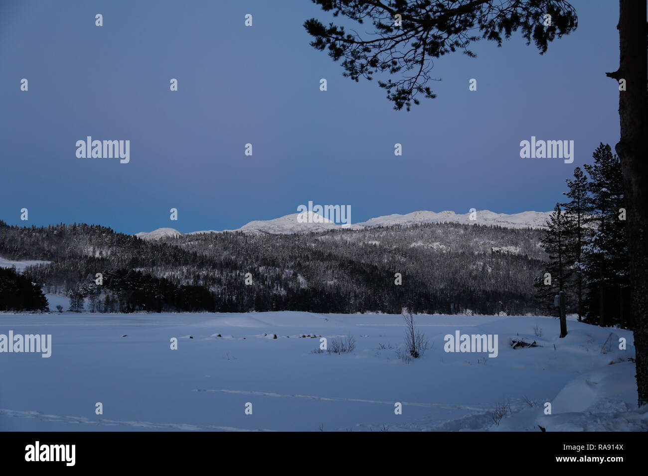 Die schneebedeckten Berg hinter gefrorenen See Stockfoto