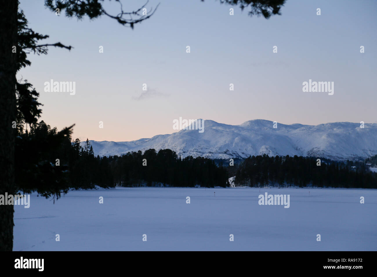 Morgen Sonne schlagen verschneite Berggipfel Stockfoto
