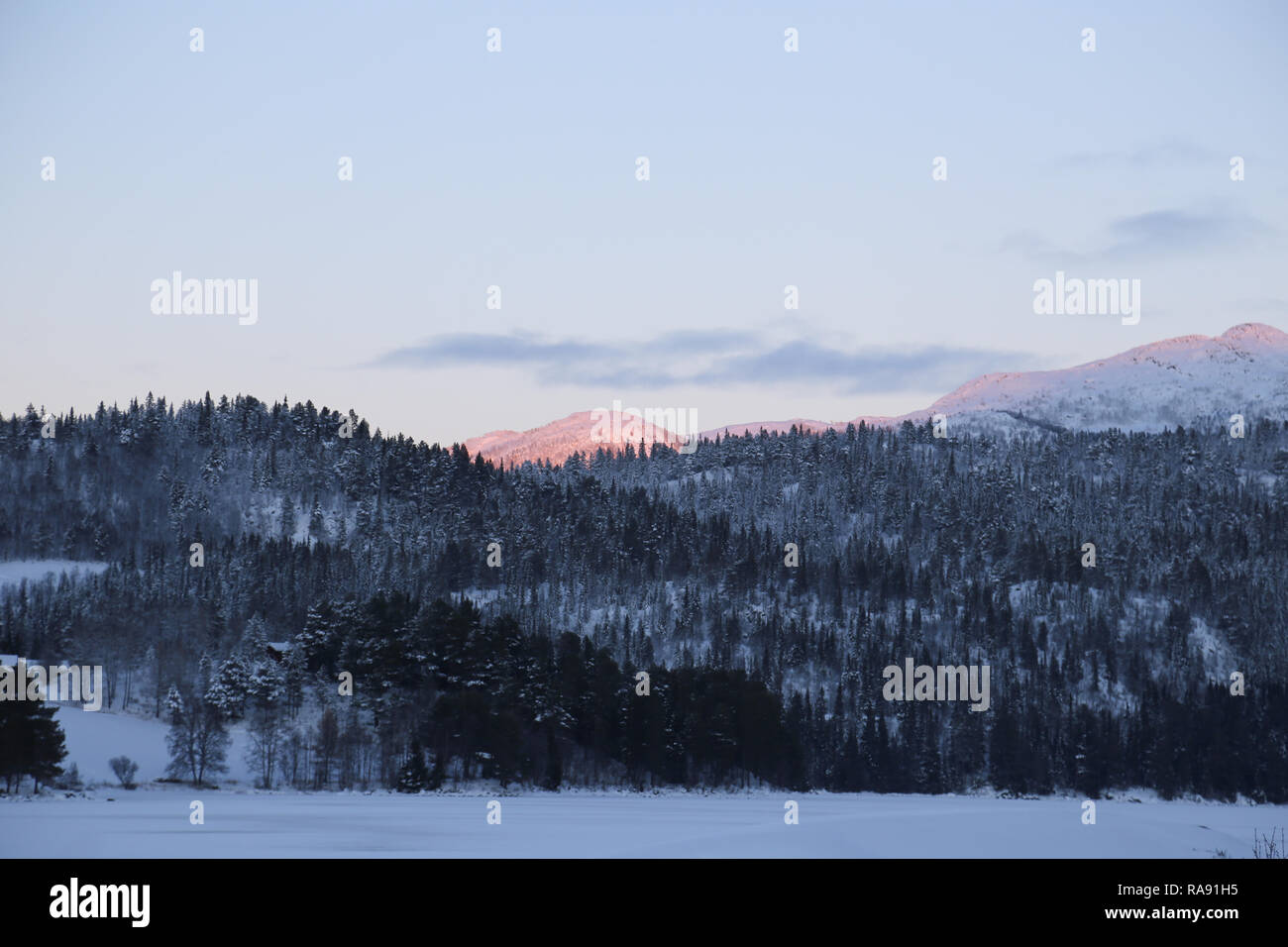 Morgen Sonne auf schneebedeckten Berg Stockfoto