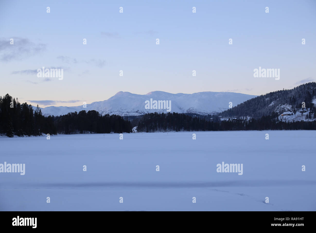 Morgen, Blick auf die Berge über der Norwegischen See im Schnee Stockfoto