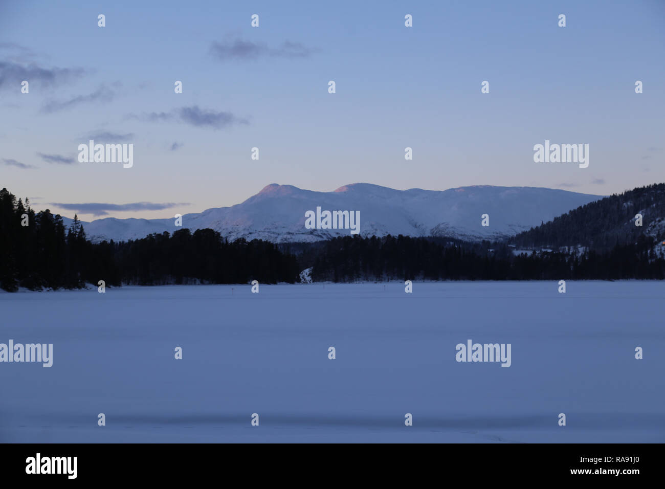 Morgen, Blick auf die Berge über der Norwegischen See im Schnee Stockfoto