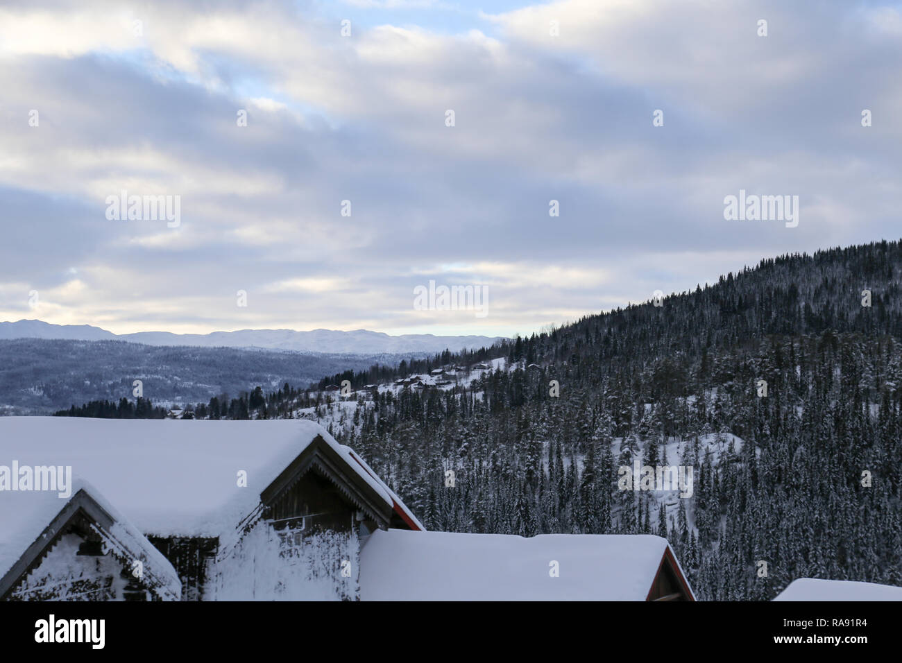 Norwegische Dach der Kabine mit Schnee bedeckten Berg Szene Stockfoto