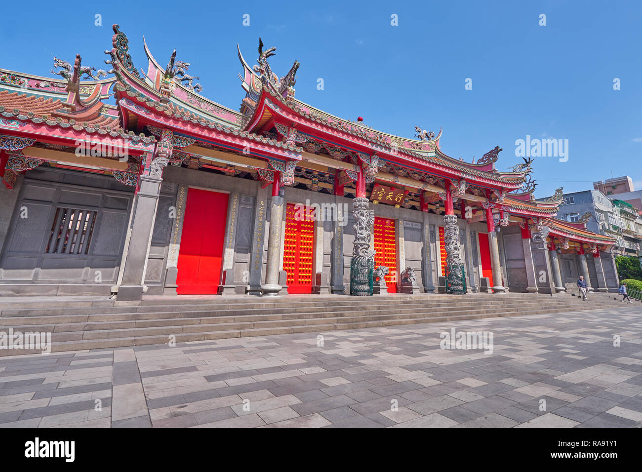 Taipei, Taiwan - 29. November 2018: Schöne fünf roten Tor von Xingtian Tempel in Zhongshan District in Taipeh, Taiwan Stockfoto