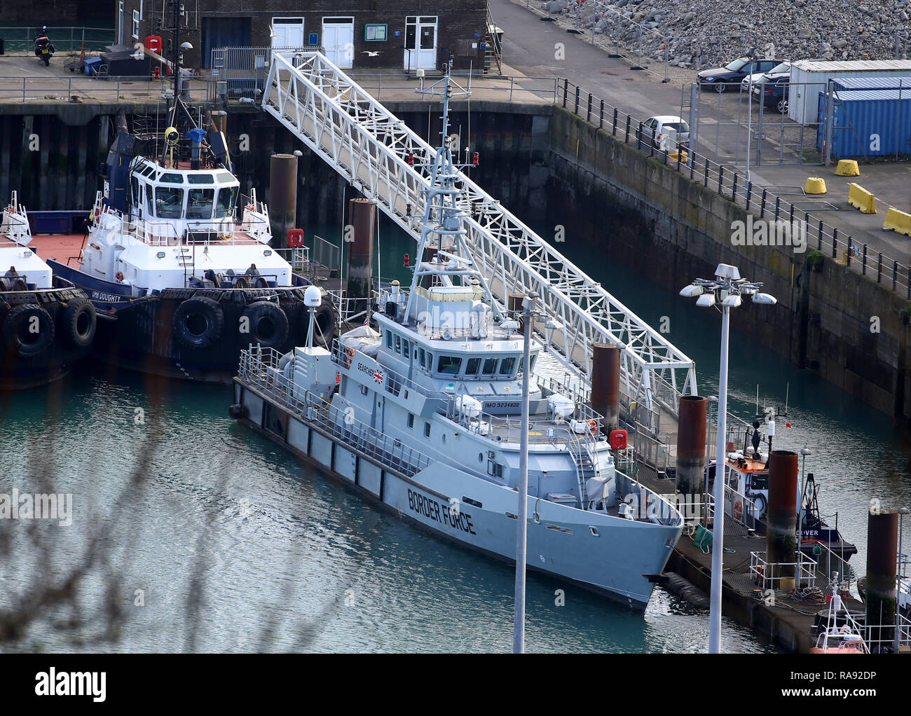 HMC Searcher, einer von vier cutter Schiffe patrouillierenden britischen Gewässern, kommt im Hafen von Dover, Kent wie der Home Secretary Sajid Javid die Grenze flotte Stützpolster in den Kanal. Stockfoto