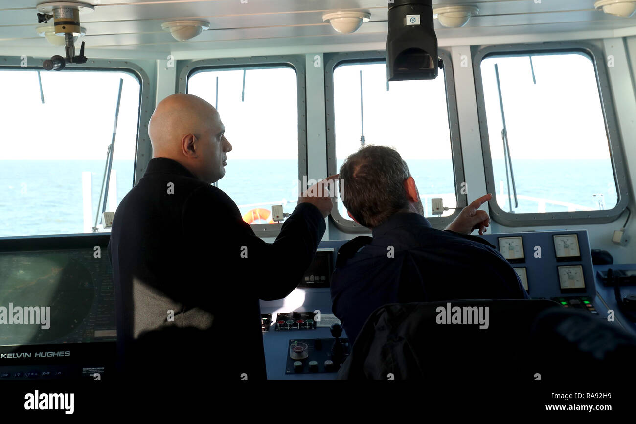 Home Secretary Sajid Javid Sitzung Grenze Personal an Bord HMC Forscher in Dover, Kent. Stockfoto