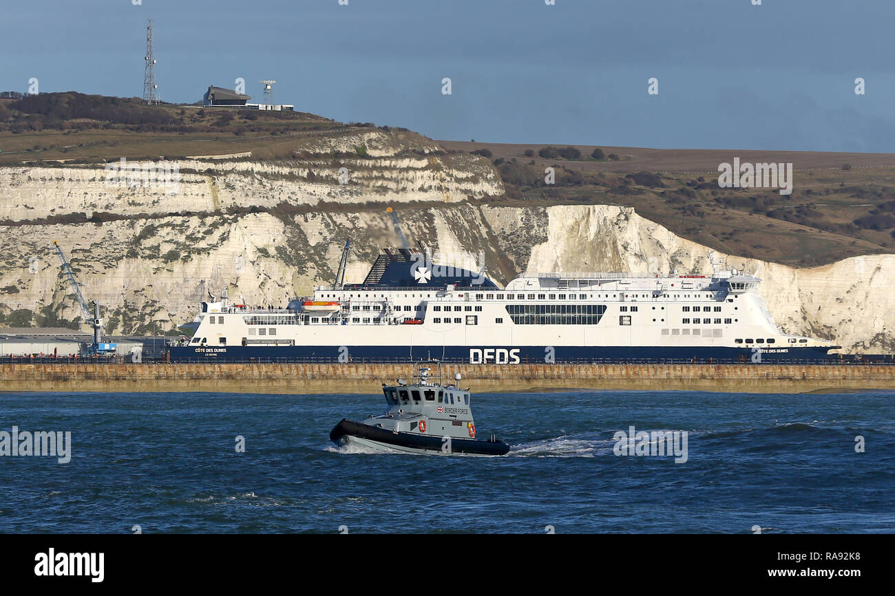 Eine Grenze Patrouille Schiff verlässt den Hafen von Dover. Stockfoto