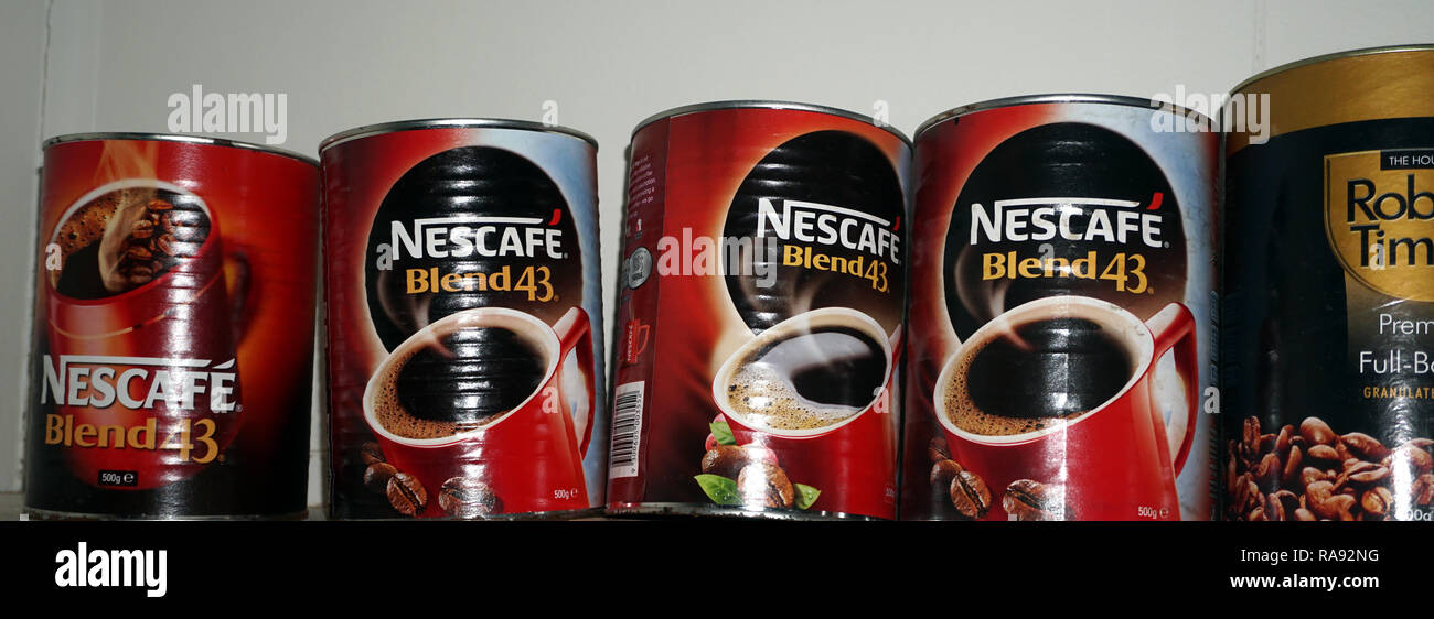 Eine Sammlung von leeren Instant Kaffee Dosen. (Nescafe Blend 43 Instant Kaffee DOSE 500 g&Robert Timms Instant Kaffee Premium Full-bodied 500 g) Stockfoto