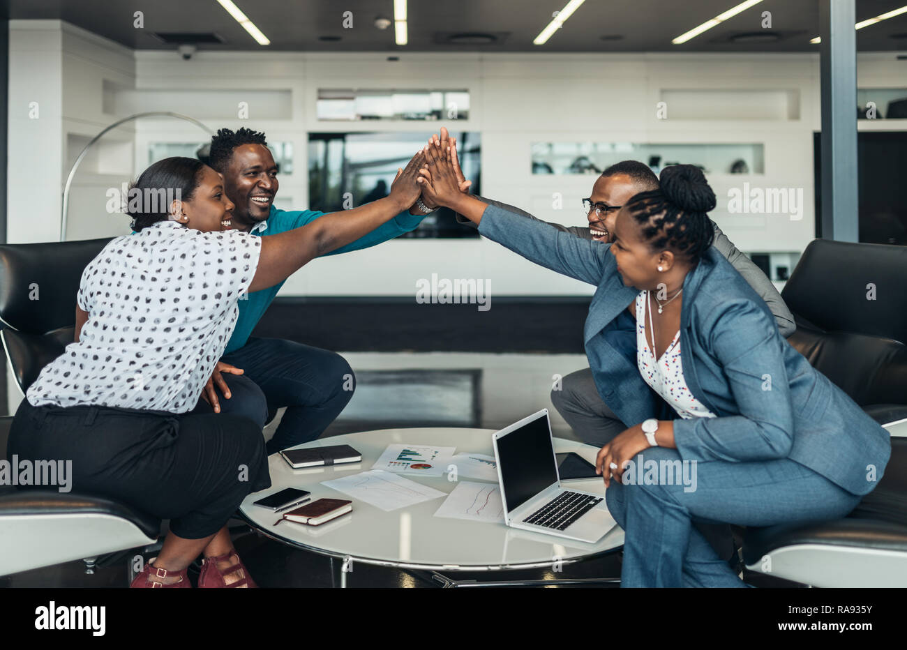 Freundlich erfolgreich alle afrikanischen Business Team hoch fünf zusammen im Büro, aufgeregt glückliche Mitarbeiter corporate Sieg feiern, afrikanische Arbeiter Stockfoto