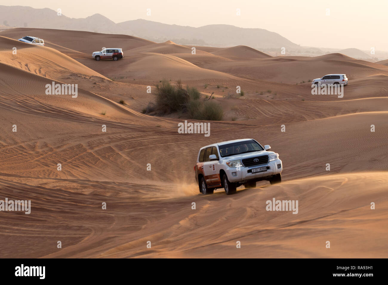 Eine Jeep-Safari in den Wüstendünen am Stadtrand von Dubai in den Vereinigten Arabischen Emiraten. Stockfoto