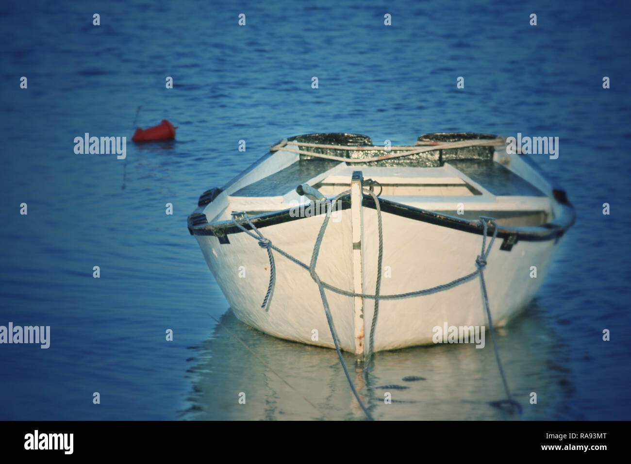 Weiße Boot in der schönen blauen Gewässern des Ionischen Meeres. Stockfoto