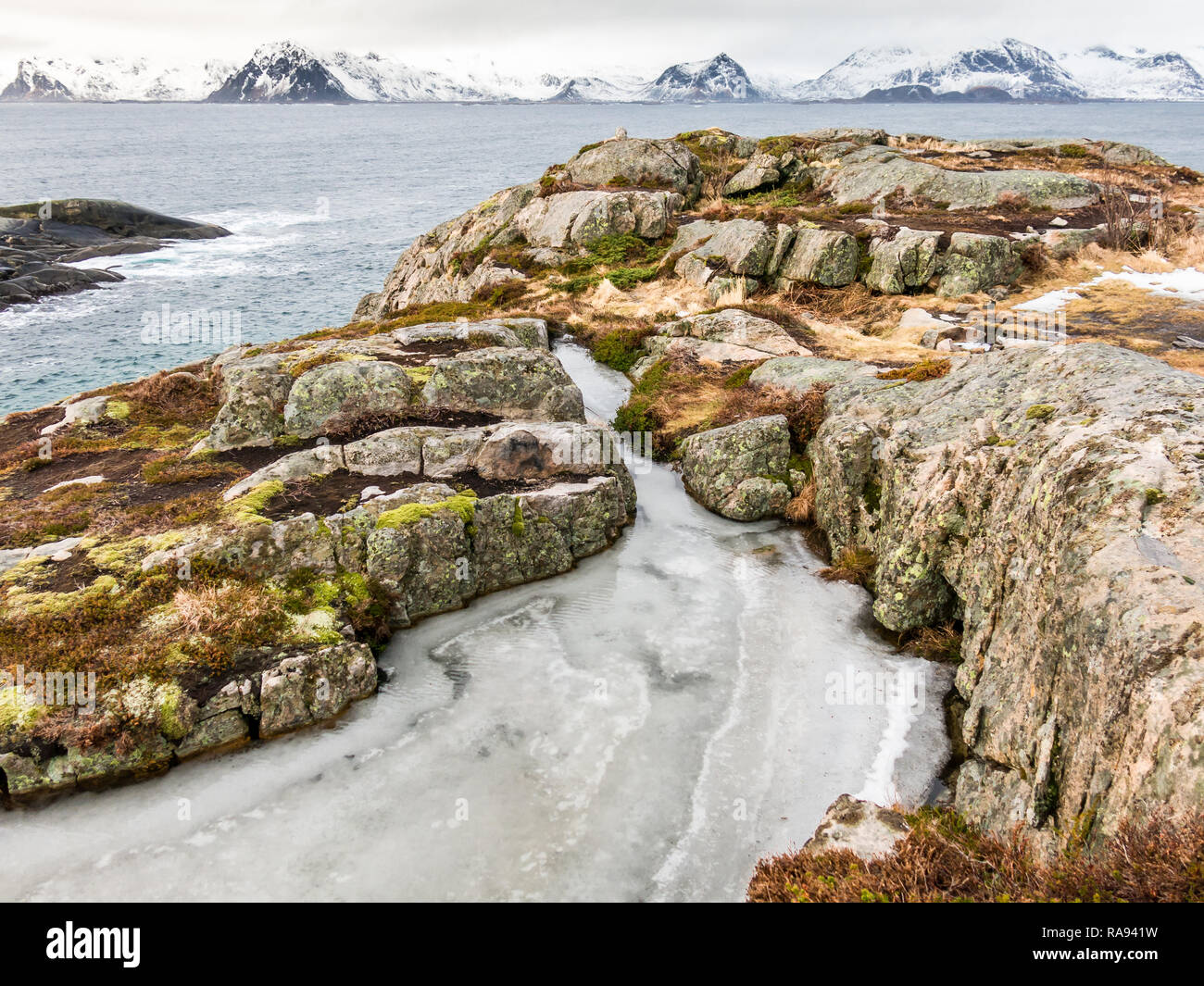 Gefrorenes Wasser im Winter an der felsigen Westküste von austvagoy und Gimsoystraumen, Lofoten, Nordland, Norwegen Stockfoto