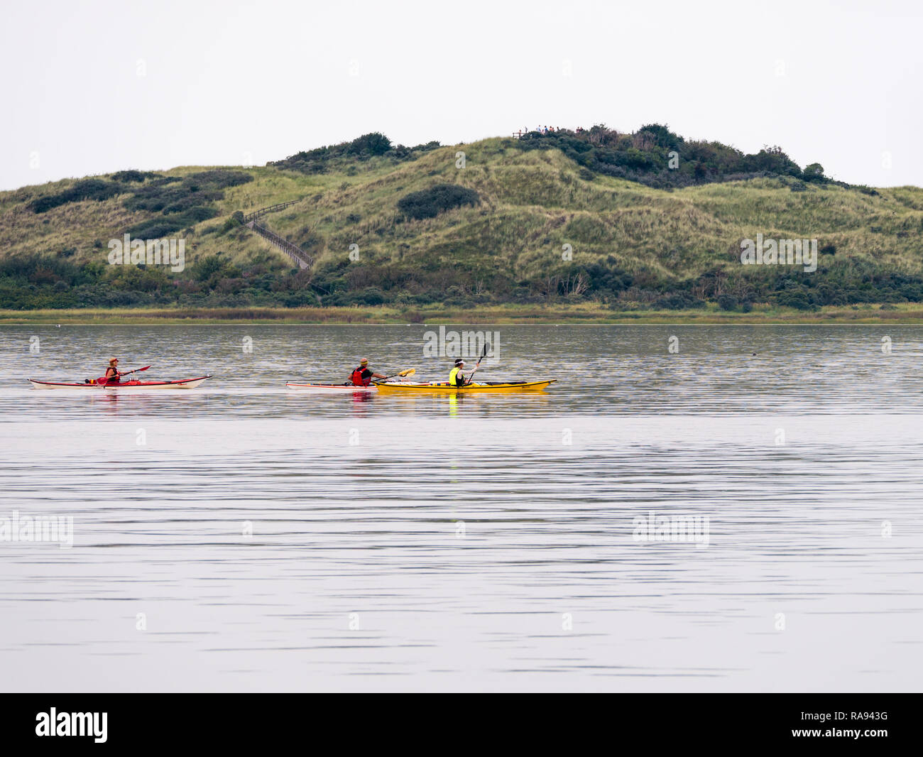 Personen Kajakfahren in der Nähe von Naturschutzgebiet "Het Oerd auf die Westfriesische Insel Ameland Wattenmeer, Friesland, Niederlande Stockfoto