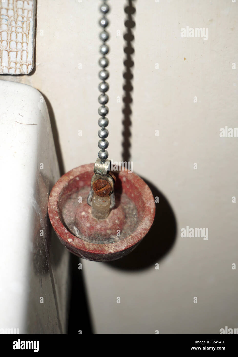 Schmutziges Badezimmer Waschbecken Stecker auf einer Kette Stockfoto