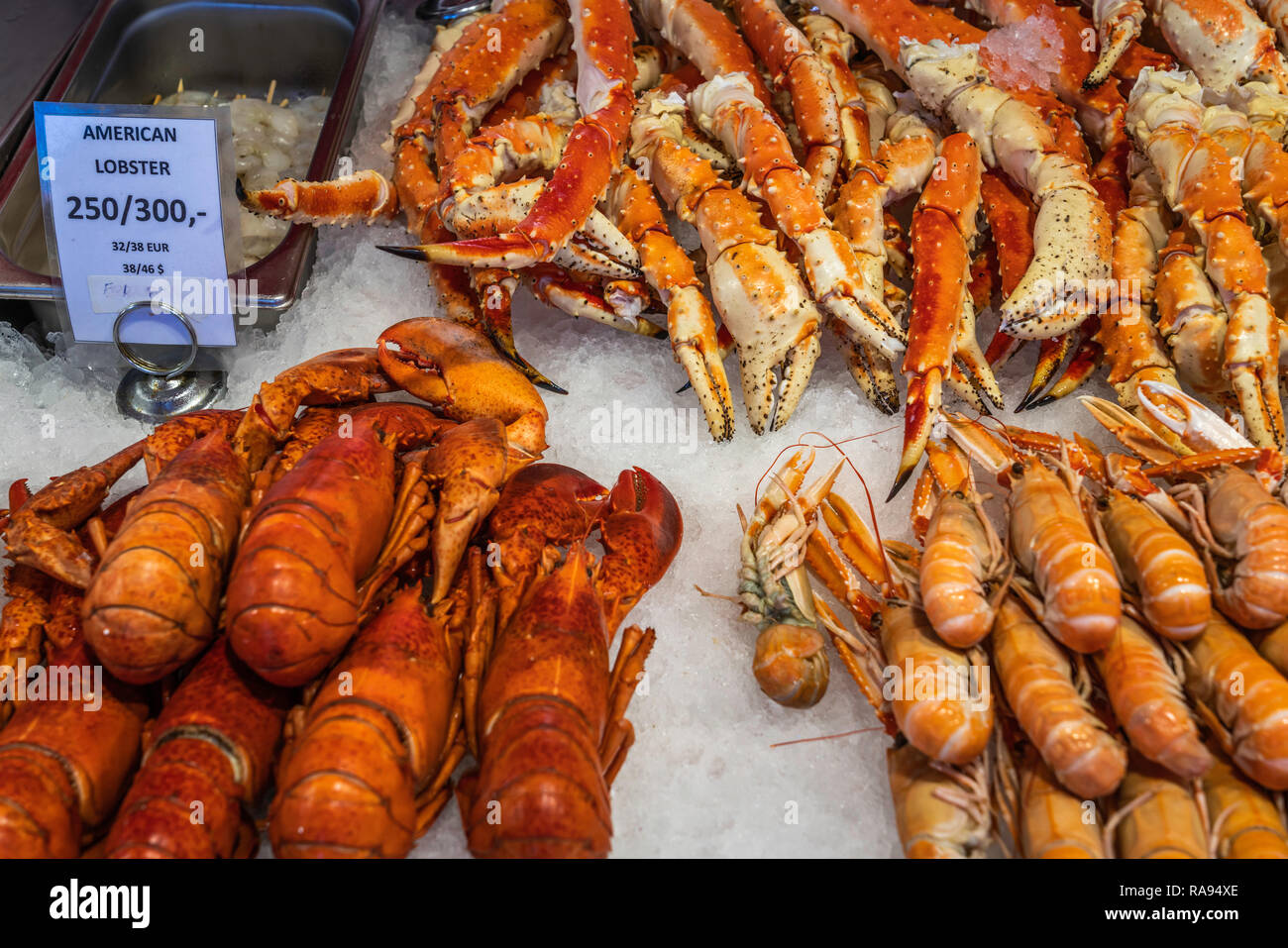 Meeresfrüchte zum Verkauf auf dem Fischmarkt am Hafen in Bergen, Norwegen, Europa. Stockfoto