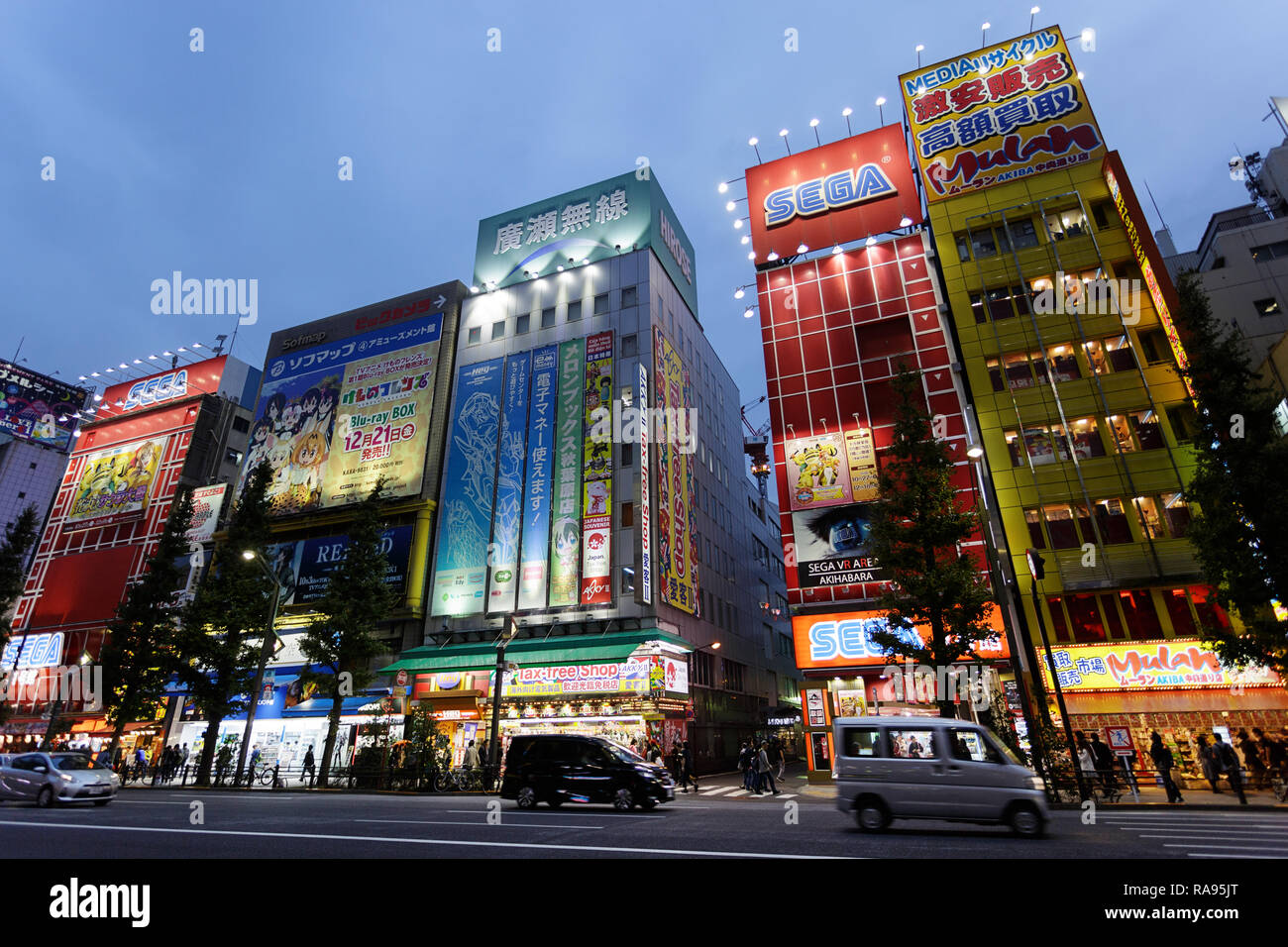 Hektische Treiben der Main Street in Akihabara unter helles Neon Plakate und Schilder an der blauen Stunde auf Herbst Abend in Tokio, Japan. Stockfoto