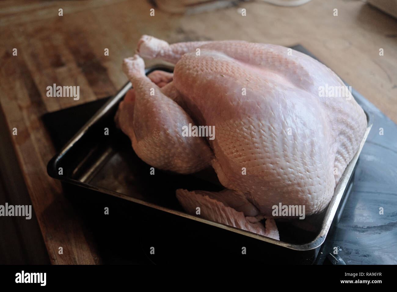 Eine große organische, Freilandhaltung der Türkei in einem Backblech 9,5 Kilo. Stockfoto