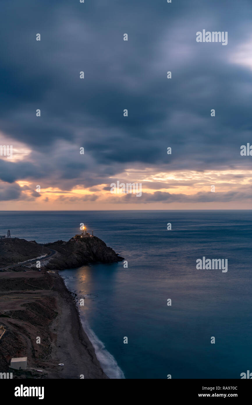 Leuchtturm am Cabo de Gata, Almeria, im Südosten der Iberischen Halbinsel, Spanien. Mit Blick auf das Meer, tun Sie, was auch immer Sie tun, dauerhafte Stockfoto