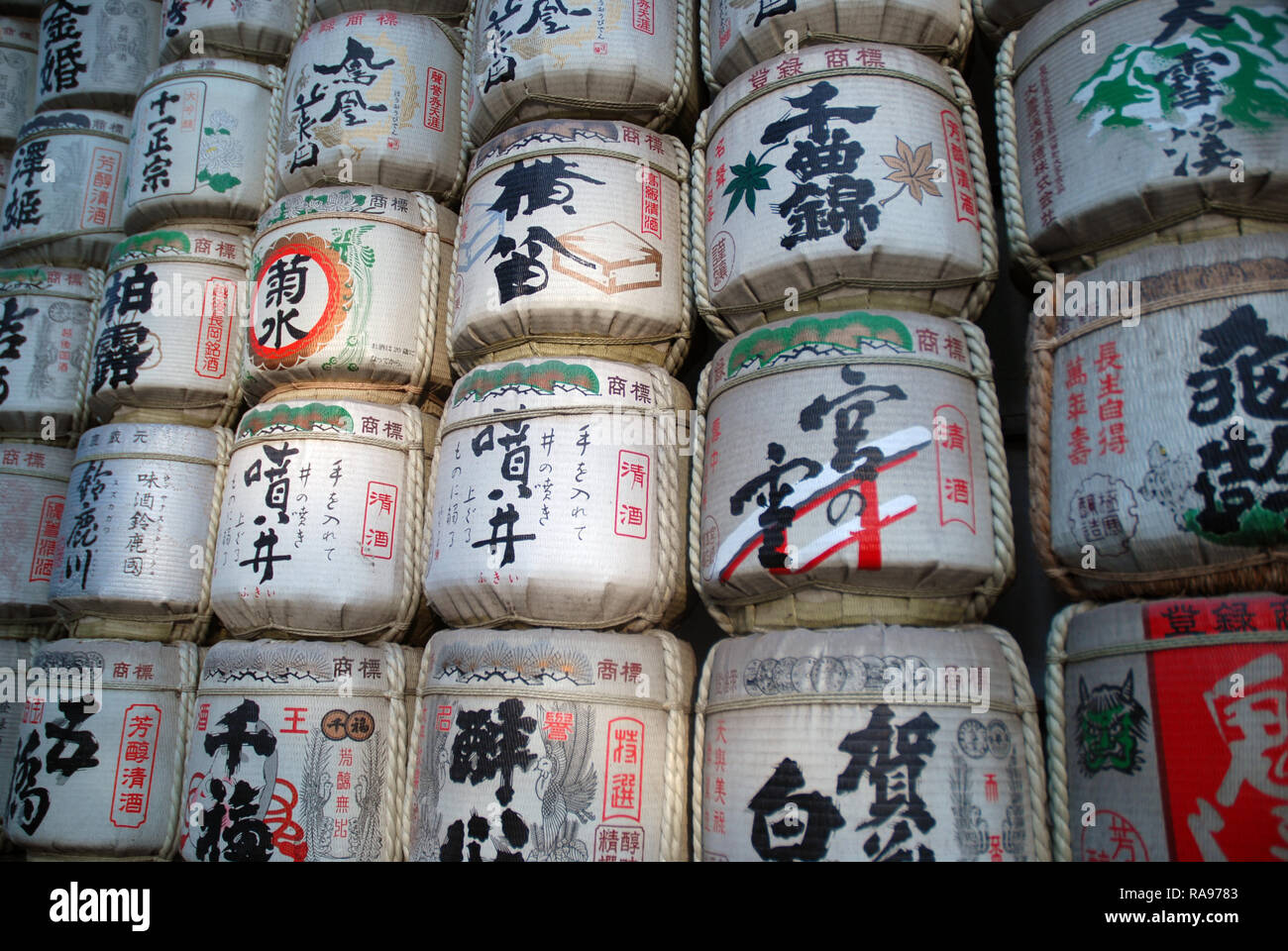 Dekoriert sake Fässer am Eingang der Meiji-schrein in Tokyo, Japan. Stockfoto