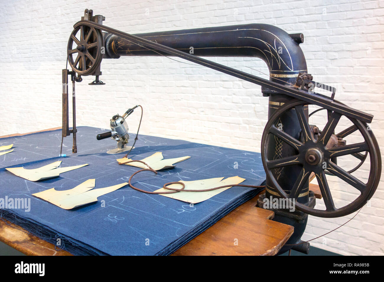 Erstellt Muster auf dem Stoff bereit, von der 20. Jahrhundert industrielle Tuch Schneidemaschine in der textilfabrik an MIAT/Industriemuseum, Gent, Belgien geschnitten werden Stockfoto