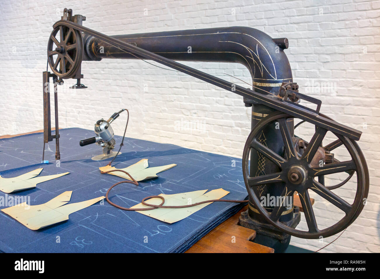 Erstellt Muster auf dem Stoff bereit, von der 20. Jahrhundert industrielle Tuch Schneidemaschine in der textilfabrik an MIAT/Industriemuseum, Gent, Belgien geschnitten werden Stockfoto