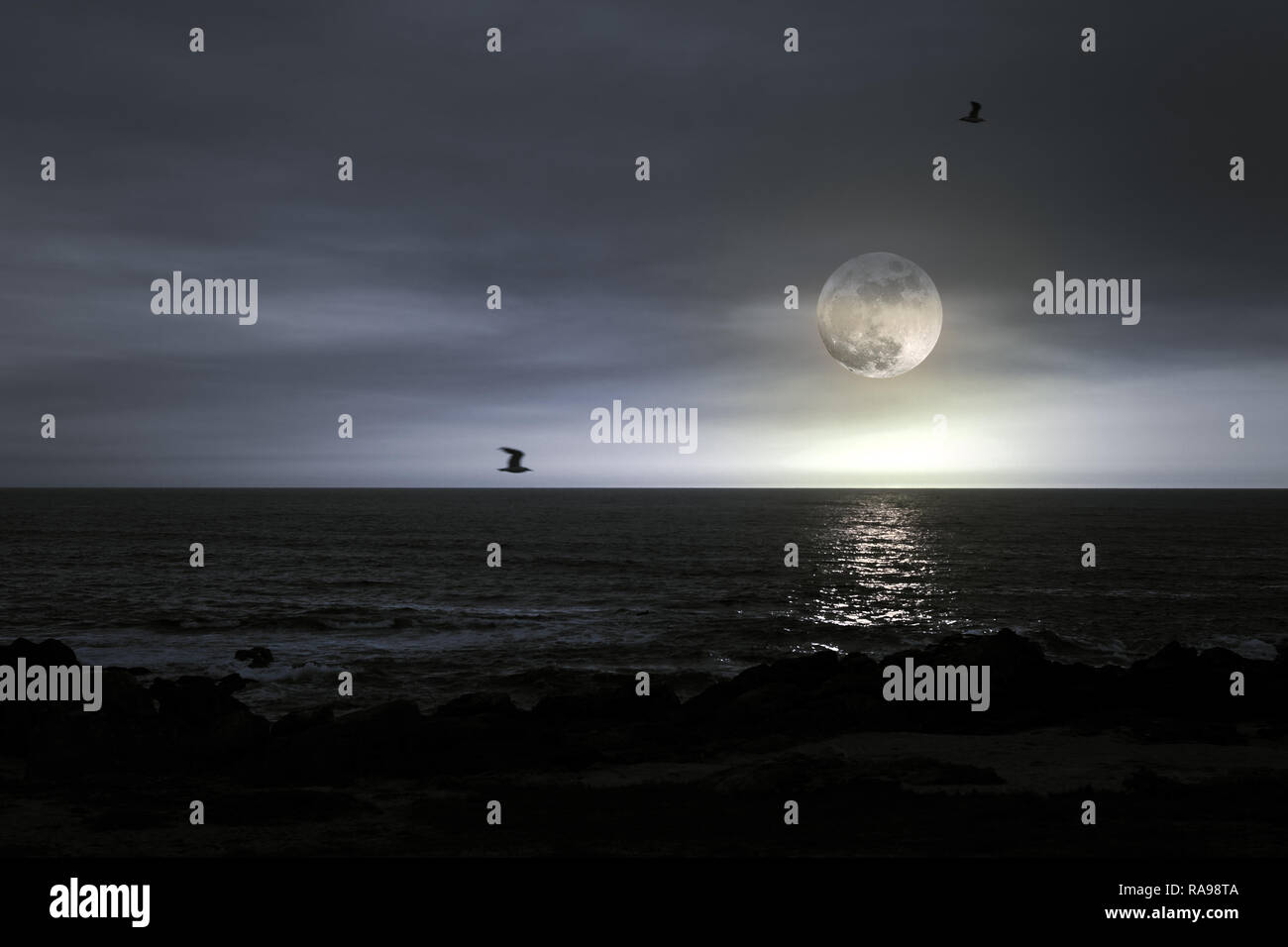 Moody Vollmond über den Atlantik Stockfoto