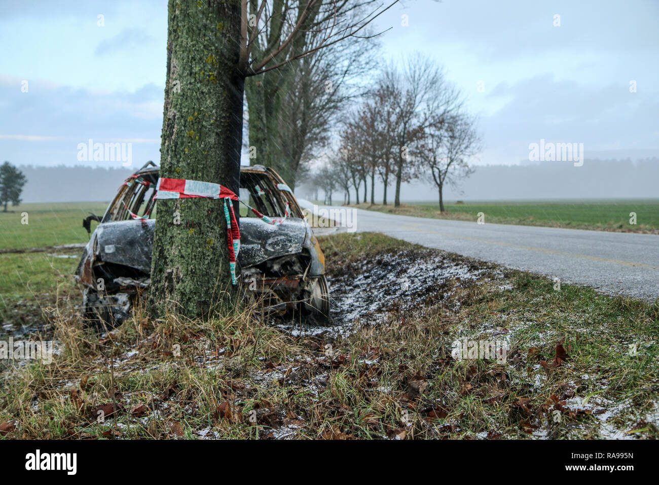Auto zerstört während der verkehrsunfall. Es wurde durch das schlechte Wetter im Winter verursacht, weil der schwarze Eis oder Schnee. Das Auto verbrannt ist, Stockfoto