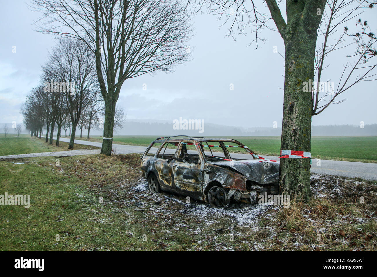 Auto zerstört während der verkehrsunfall. Es wurde durch das schlechte Wetter im Winter verursacht, weil der schwarze Eis oder Schnee. Das Auto verbrannt ist, Stockfoto
