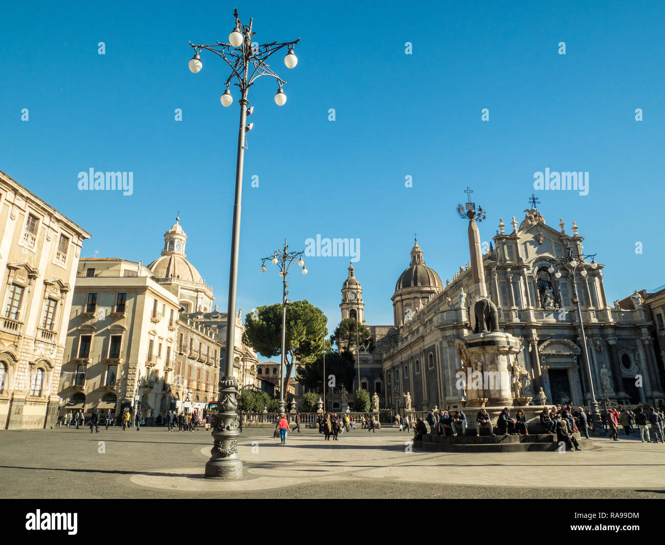 Die Piazza del Duomo mit dem Dom zu St. Agatha (Sant'Agata) Recht & die Kirche der Badia di Sant' Agata links & der Elefantenbrunnen, Catania, Stockfoto