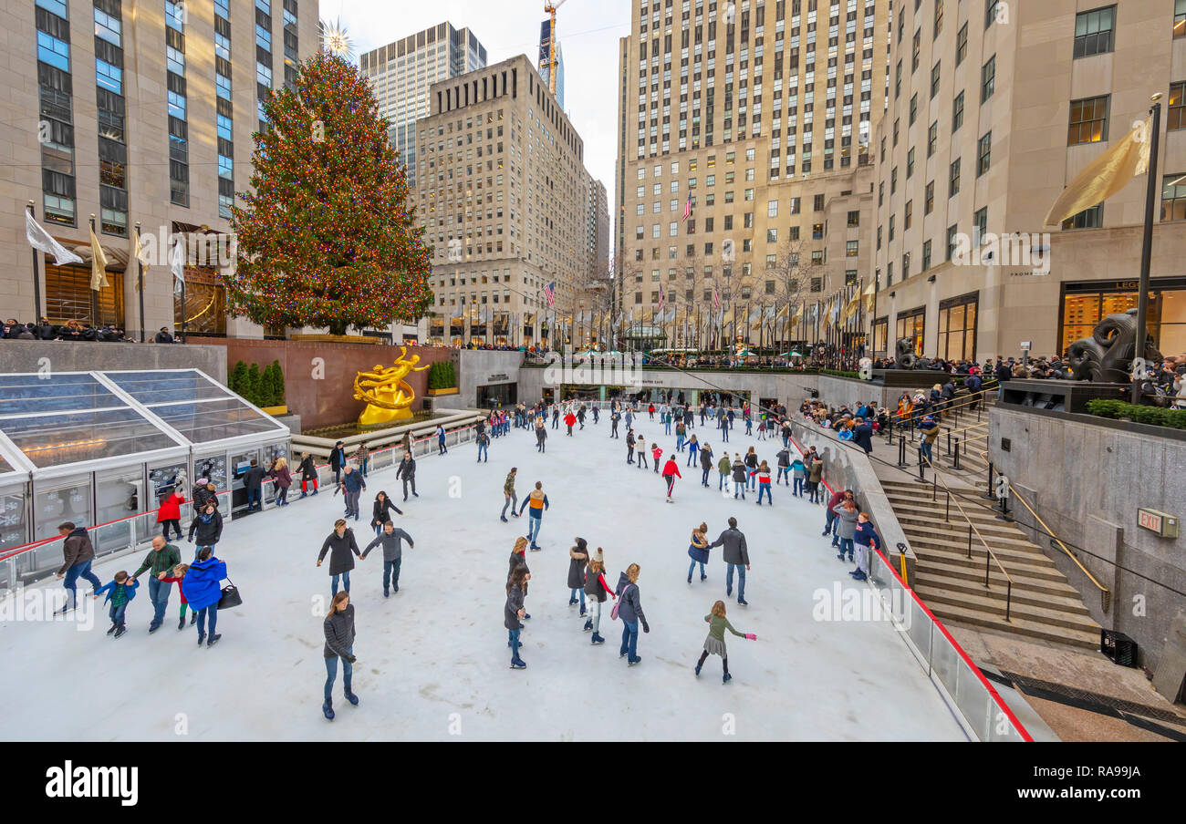 Schlittschuhläufer an der Eislaufbahn am Weihnachtsbaum am Rockefeller Center. Stockfoto