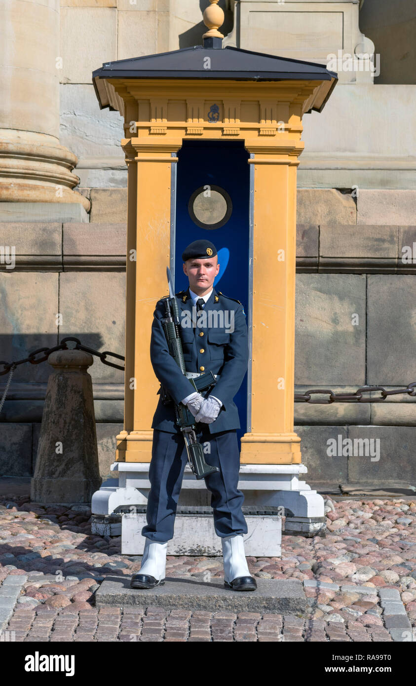 Mamber der Schwedischen Königlichen Wachen (högvakten) außerhalb der Königliche Palast (Kungliga Slottet) in Gamla Stan (Altstadt), Stockholm, Schweden Stockfoto
