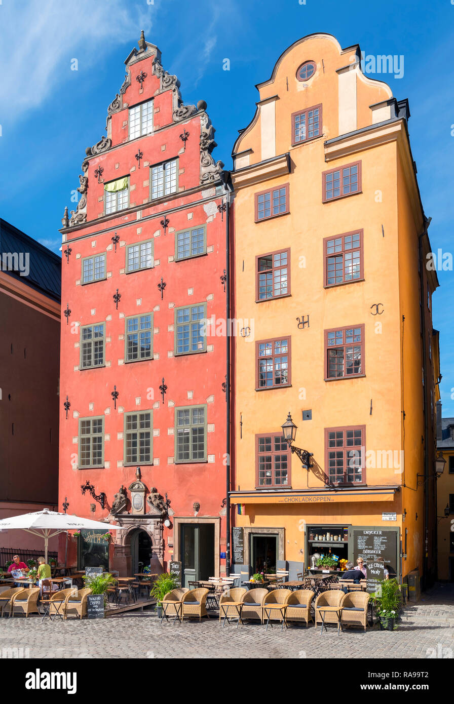 Traditionelle Gebäude und Cafe am Stortorget, Gamla Stan (Altstadt), Insel Stadsholmen, von Skeppsholmen Stockholm, Schweden gesehen Stockfoto