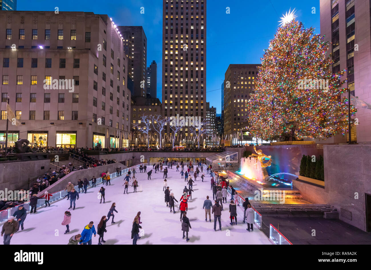 Schlittschuhläufer an der Eislaufbahn am Weihnachtsbaum am Rockefeller Center. Stockfoto