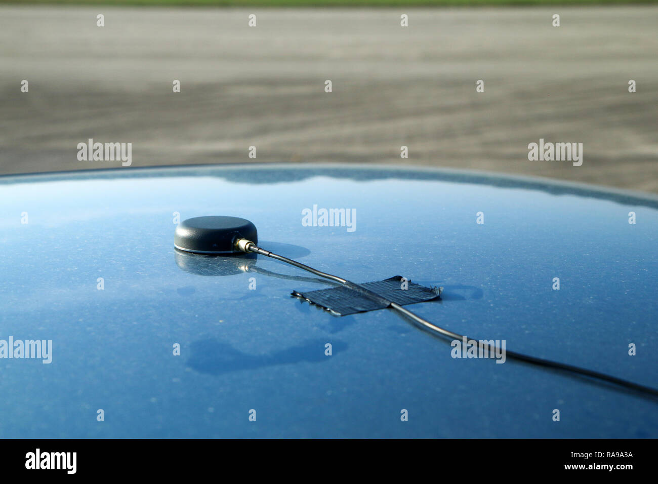 Autoravigationsantenne. GPS-Antenne auf dem Dach des Autos bei Regen. Für  den Text platzieren. Thema für die Werbung Auto-Elektronik oder Auto-Elektrik  Stockfotografie - Alamy