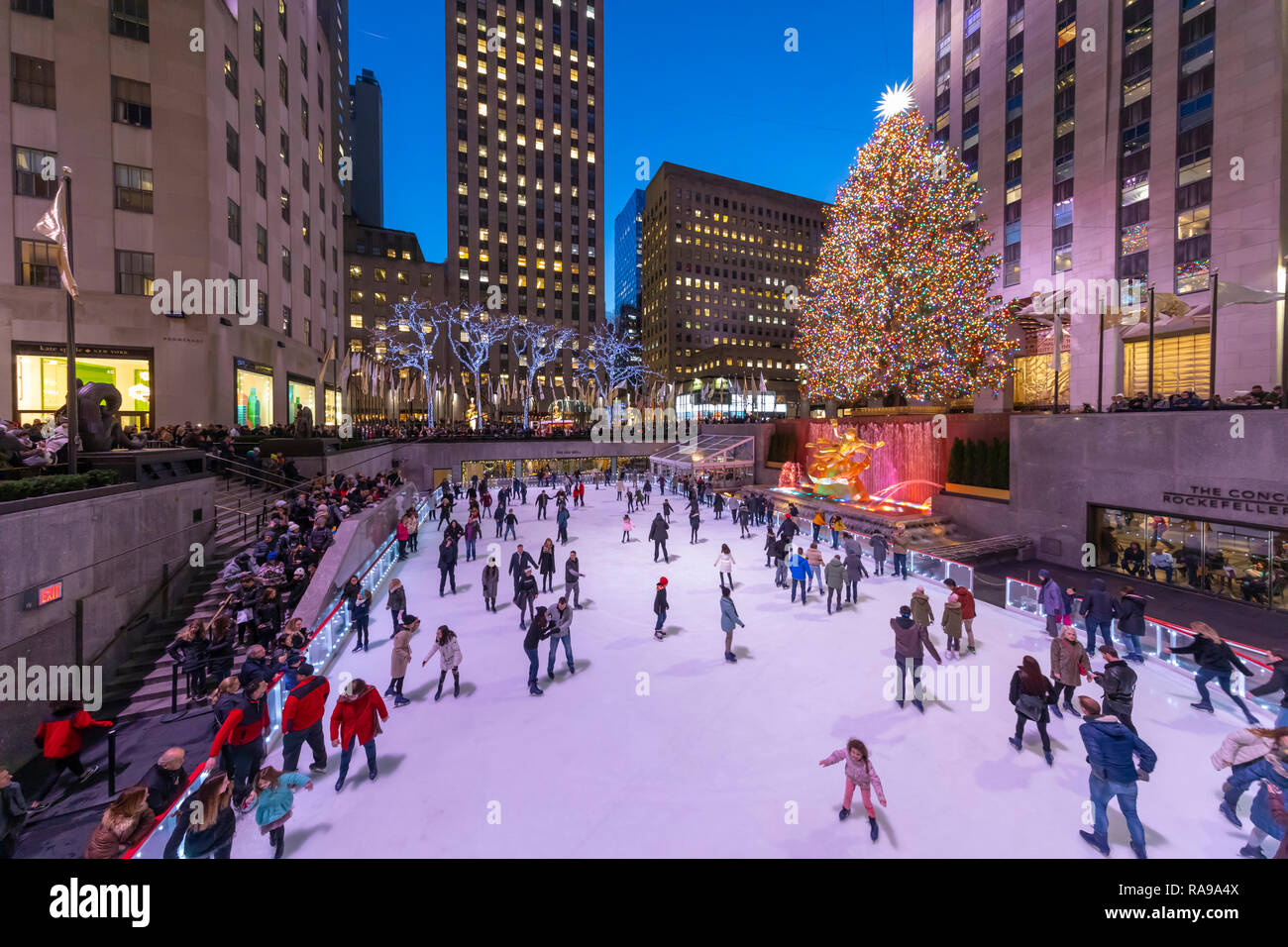 Schlittschuhläufer an der Eislaufbahn am Weihnachtsbaum am Rockefeller Center. Stockfoto