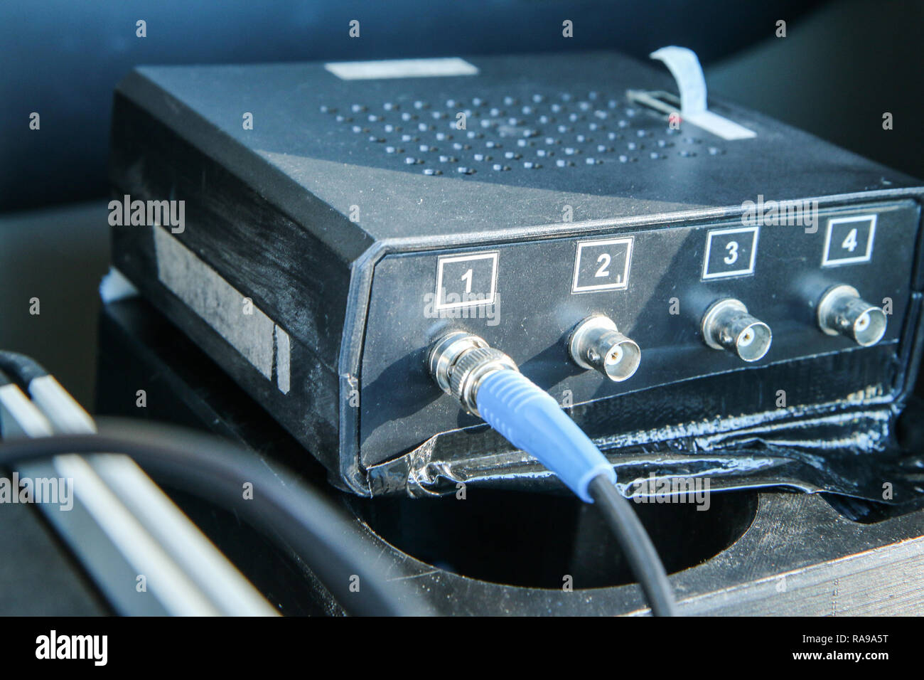 Das Bild zeigt einen Teil der elektronischen Messtechnik zur Messung der Dynamik des Fahrzeugs. Jede Menge Kabel. Stockfoto