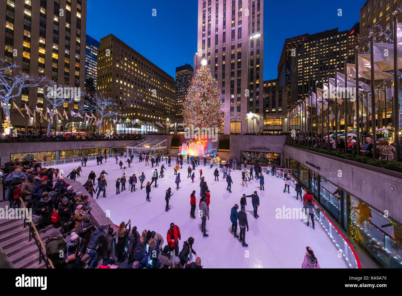 Schlittschuhläufer an der Eislaufbahn am Weihnachtsbaum am Rockefeller Center. Stockfoto