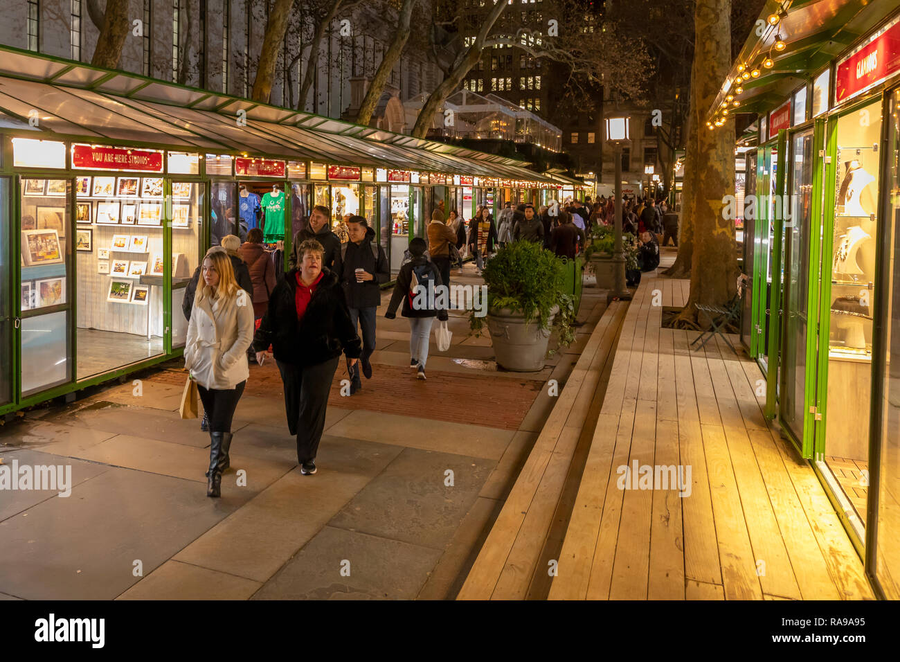 Käufer und Touristen im Bryant Park Holiday Markt im Bryant Park, New York City. Stockfoto