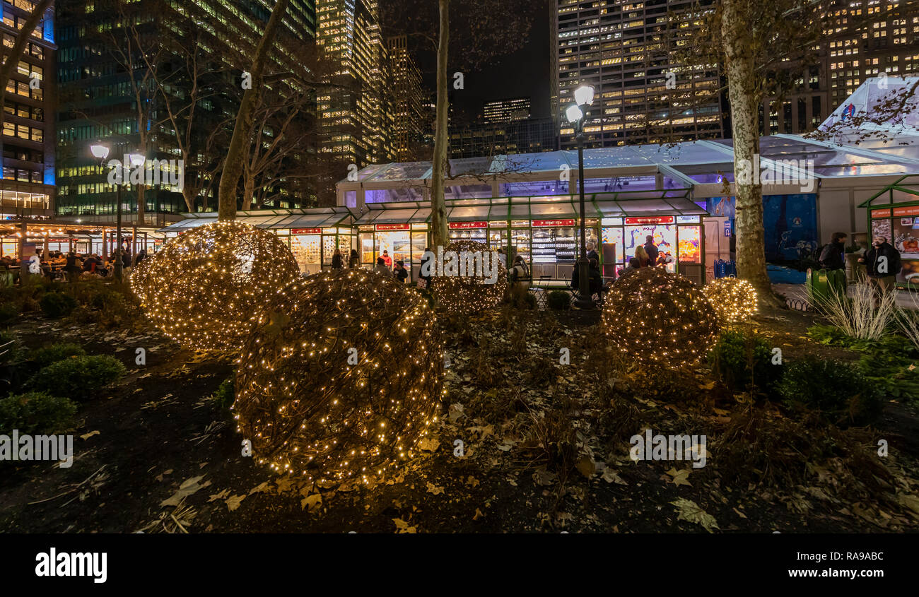 Käufer und Touristen im Bryant Park Holiday Markt im Bryant Park, New York City. Stockfoto