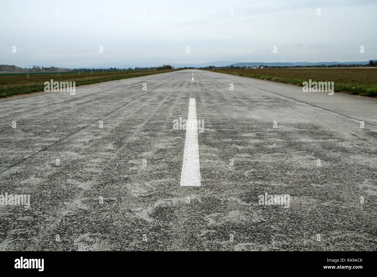 Ein Bild von einem leeren lange alte Landebahn von conrcrete Platten aus. Stockfoto