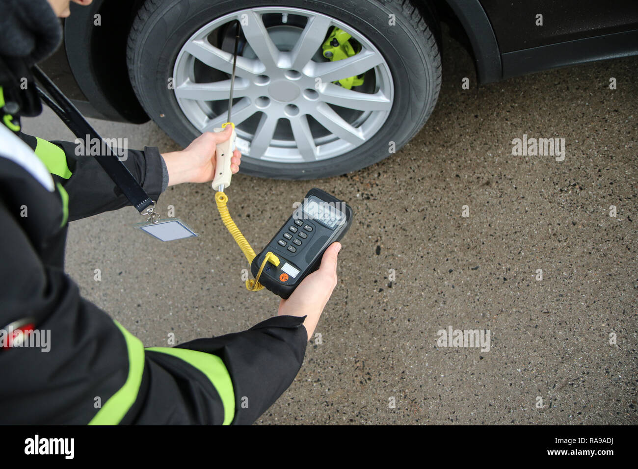 Bild von der Messung der Temperatur der Bremsen. Durch die elektronische Thermometer durchgeführt. Stockfoto