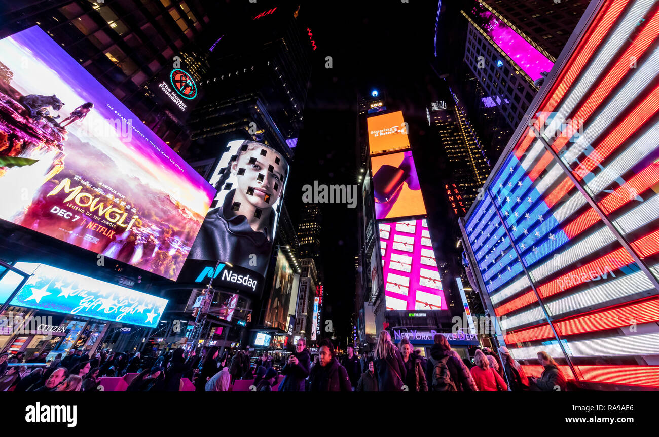 Besucher und Touristen besuchen Sie den Times Square, New York City, New York. Stockfoto