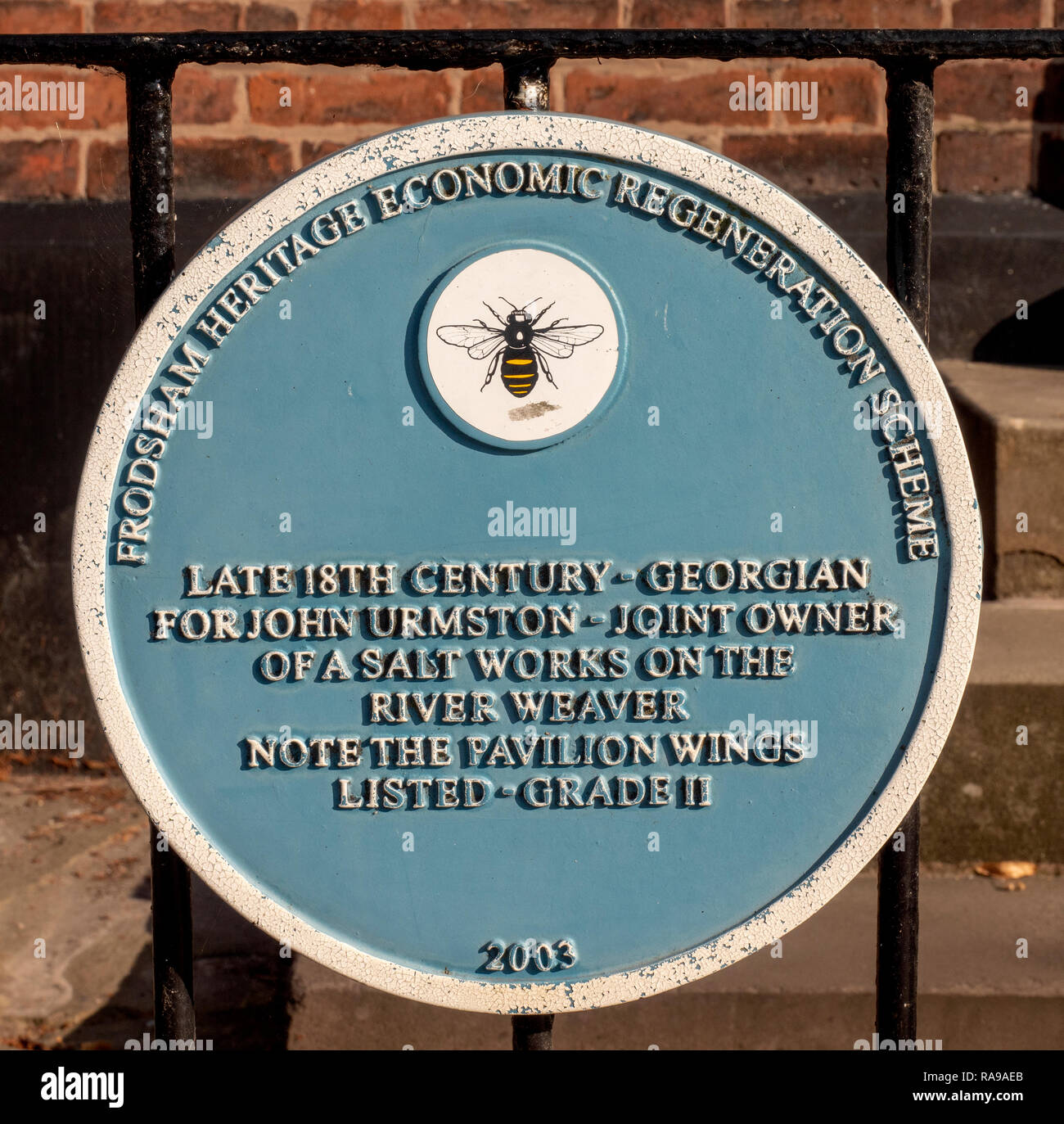 Heritage Blue Plaque in den Giebeln, 52 Main Street, Frodsham, Cheshire, England, UK, symmetrische späten Georgianischen Haus mit Pavillon Flügeln. Stockfoto