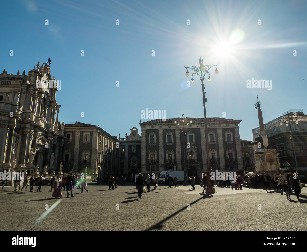 Die Piazza del Duomo mit dem Dom zu St. Agatha (Sant'Agata) links & der Elefantenbrunnen, Catania, Sizilien, Italien. Stockfoto