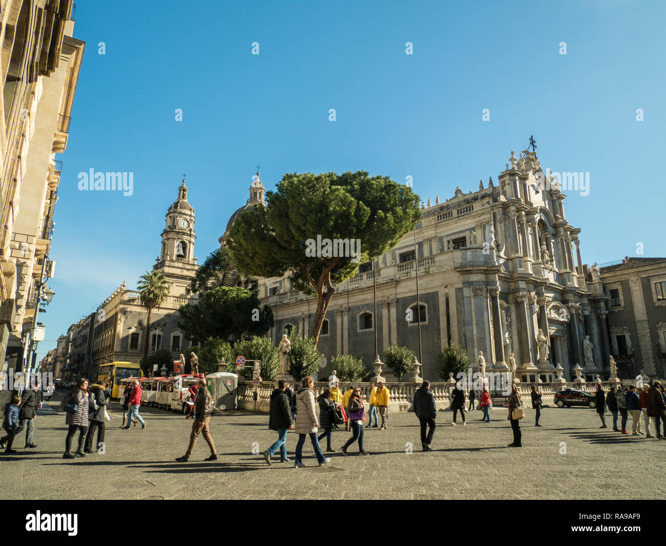 Die Piazza del Duomo mit dem Dom zu St. Agatha (Sant'Agata), Catania, Sizilien, Italien. Stockfoto