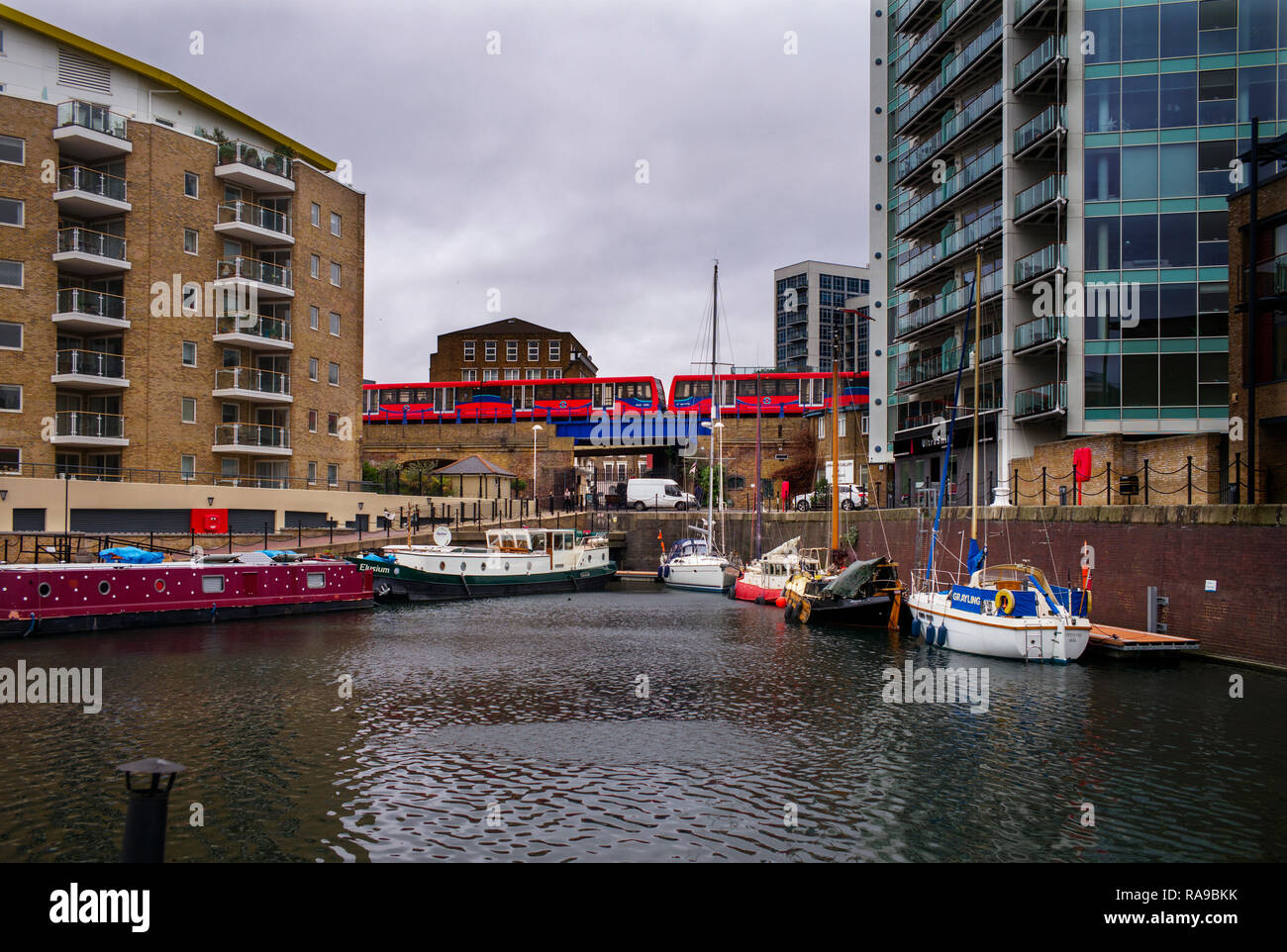 Limehouse Basin, Limehouse East London England zeigt moderne Architektur und der Docklands Light Railway - DLR, Dez 2018 Stockfoto