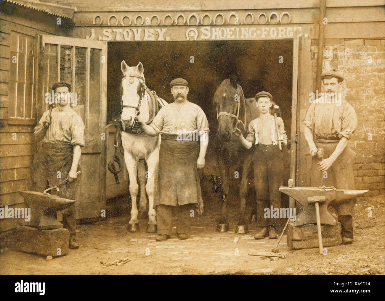 Historisches Archiv Bild der hufschmiede an hufbeschlag Schmieden, Schmiede, Bournemouth, Dorset, c 1900 s Stockfoto
