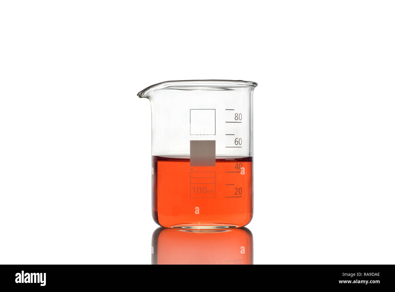 Becher mit roter Flüssigkeit auf weißem Hintergrund Stockfoto